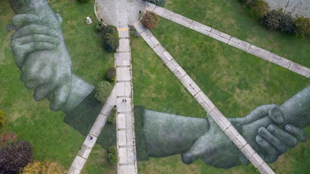 手と手をつなぐ巨大な地上絵, トルコ イスタンブール