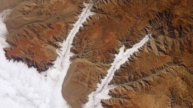 「アカリ川とヤウカ川にかかる雲」ペルー太平洋岸