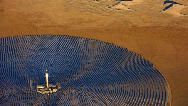 「クレセント・デューンズ太陽熱発電所」米国ネバダ州