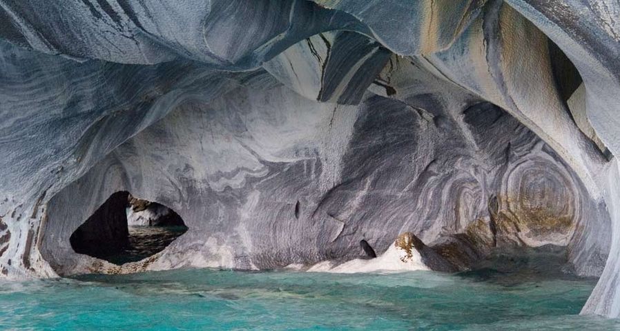 ｢ヘネラル・カレーラ湖の洞窟｣チリ