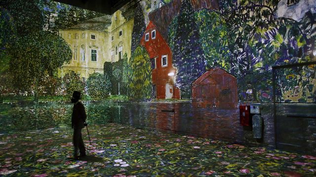 「アトリエ・デ・リュミエールのクリムト展」フランス, パリ