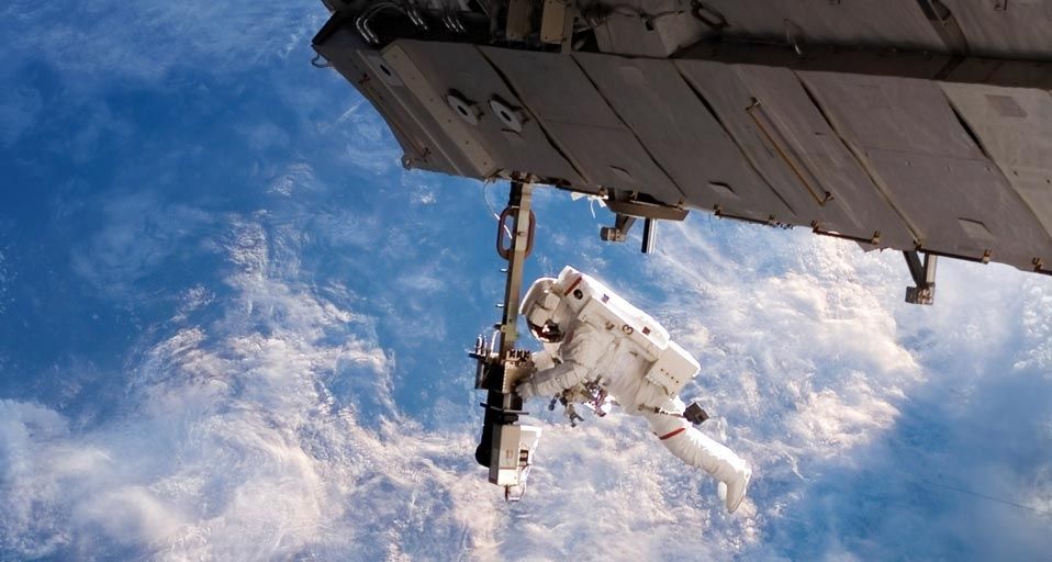 ｢船外活動を行う宇宙飛行士｣国際宇宙ステーション