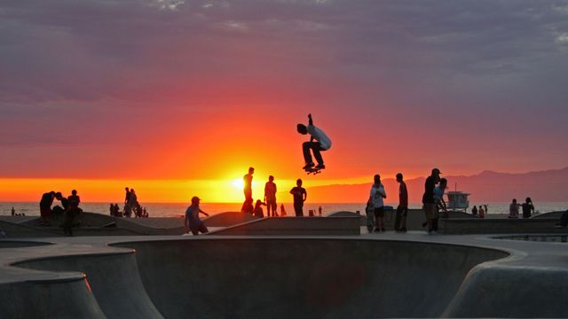 「夕日とスケートボーダー」米国カリフォルニア, ベニスビーチ