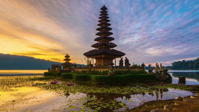 「ウルン・ダヌ・ブラタン寺院」インドネシア, バリ