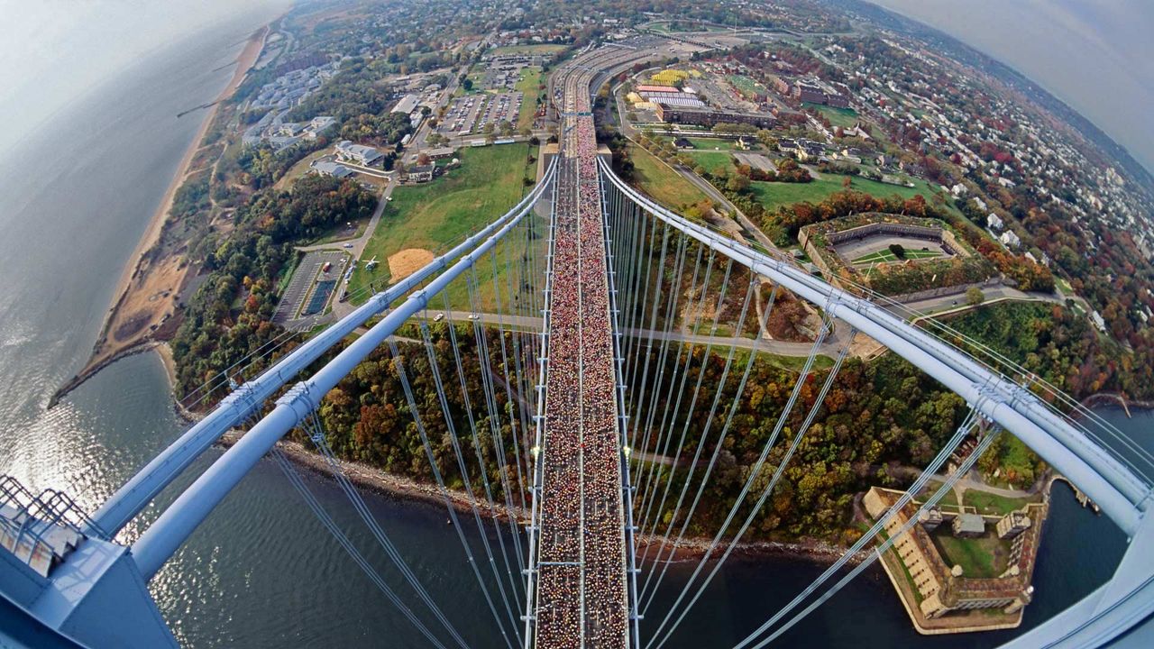 ｢ヴェラザノ＝ナローズ・ブリッジを走るランナーたち｣米国ニューヨーク州, ニューヨーク市
