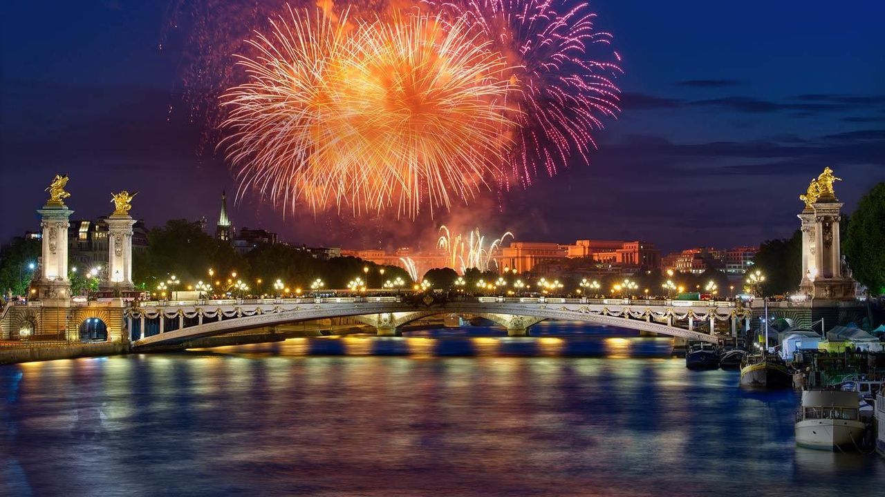 ｢アレクサンドル3世橋と花火｣フランス, パリ