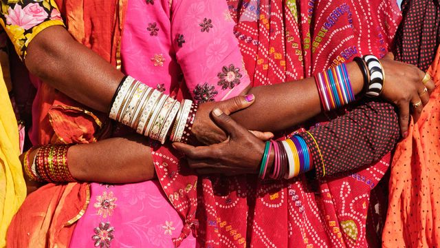 「サリー姿の女性たち」インド