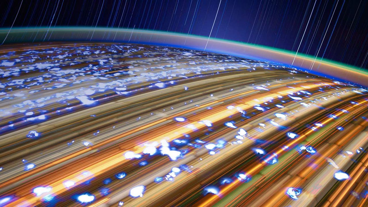 ｢地球と星の軌跡｣国際宇宙ステーション  