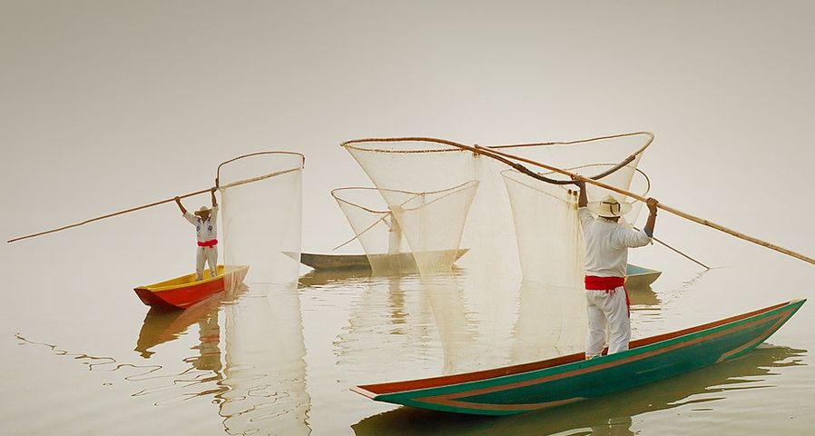 ｢ハニッツィオ島の漁師｣メキシコ, ミチョアカン州, パツクアロ湖