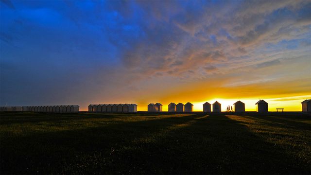 「ボードウォークとビーチ小屋」フランス, ノルマンディー地方