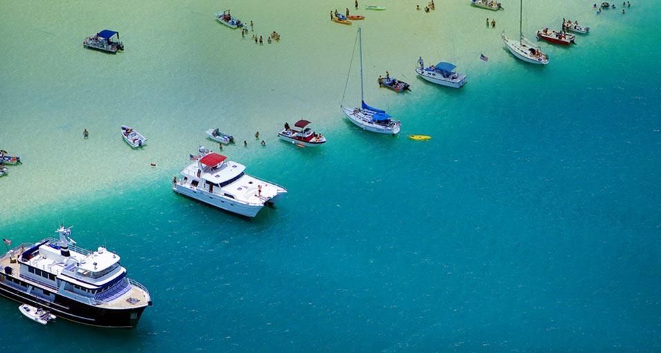 ｢砂州にたゆたうボート｣アメリカ, ハワイ, オアフ島, カネオヘ湾