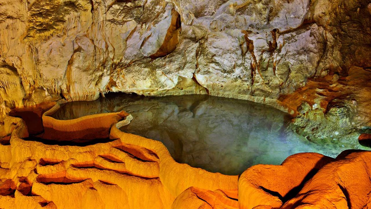 ｢カラヴリタの洞窟湖｣ギリシャ, ペロポネソス, アカイア