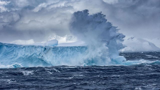 「棚氷の崩落」南極