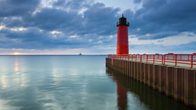 小さな灯台と大都市