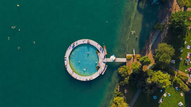 「チューリッヒ湖の公共プール」スイス