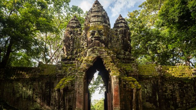カンボジア出土　クリアな瑠璃色インド・パシフィクの連　アンコール期1300年頃の アンコール遺跡だけじゃない、カンボジア古都の旅 | ナショナル
