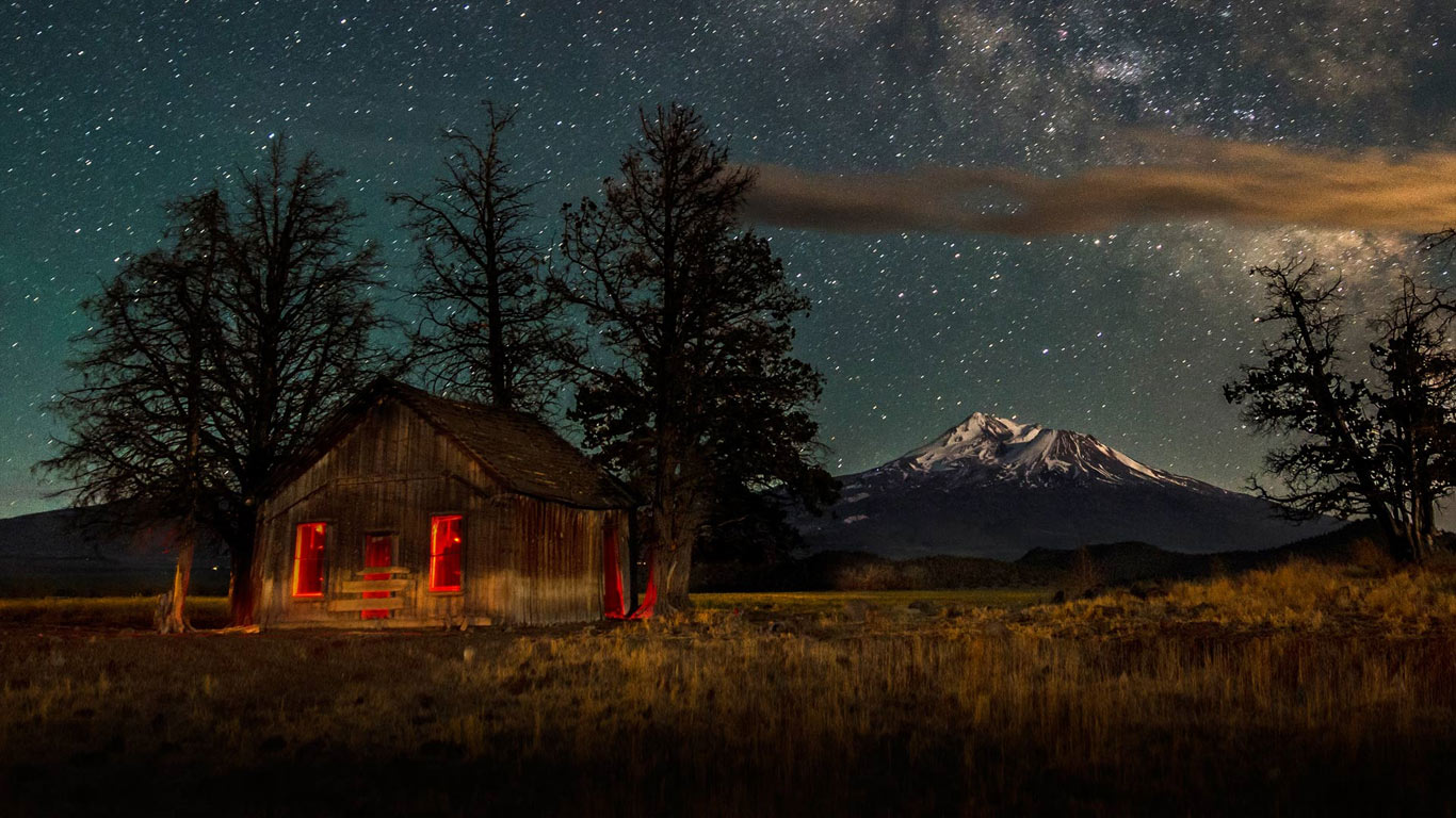 シャスタ山と星空 アメリカ カリフォルニア州 Bing日替わり画像
