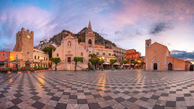 4 月 9 日広場, イタリア シチリア自治州