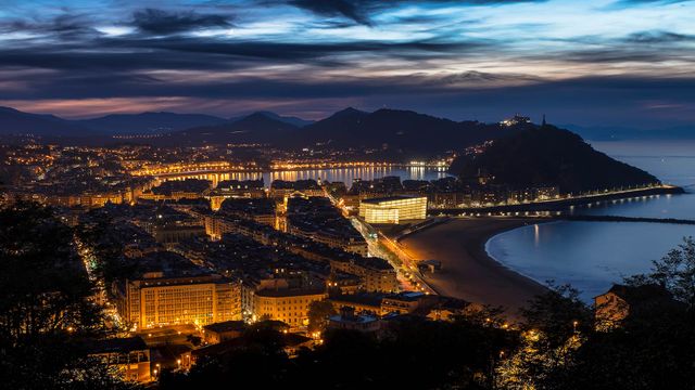 「サン・セバスティアンの夜景」スペイン