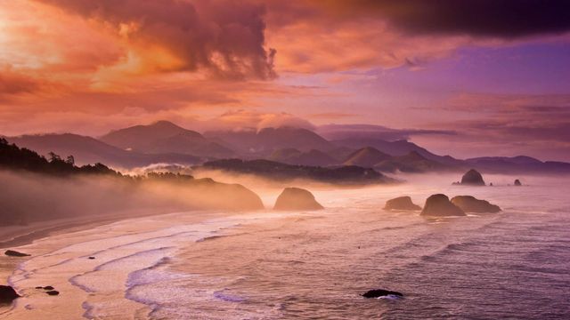 「キャノン・ビーチの夕暮れ」米国オレゴン州