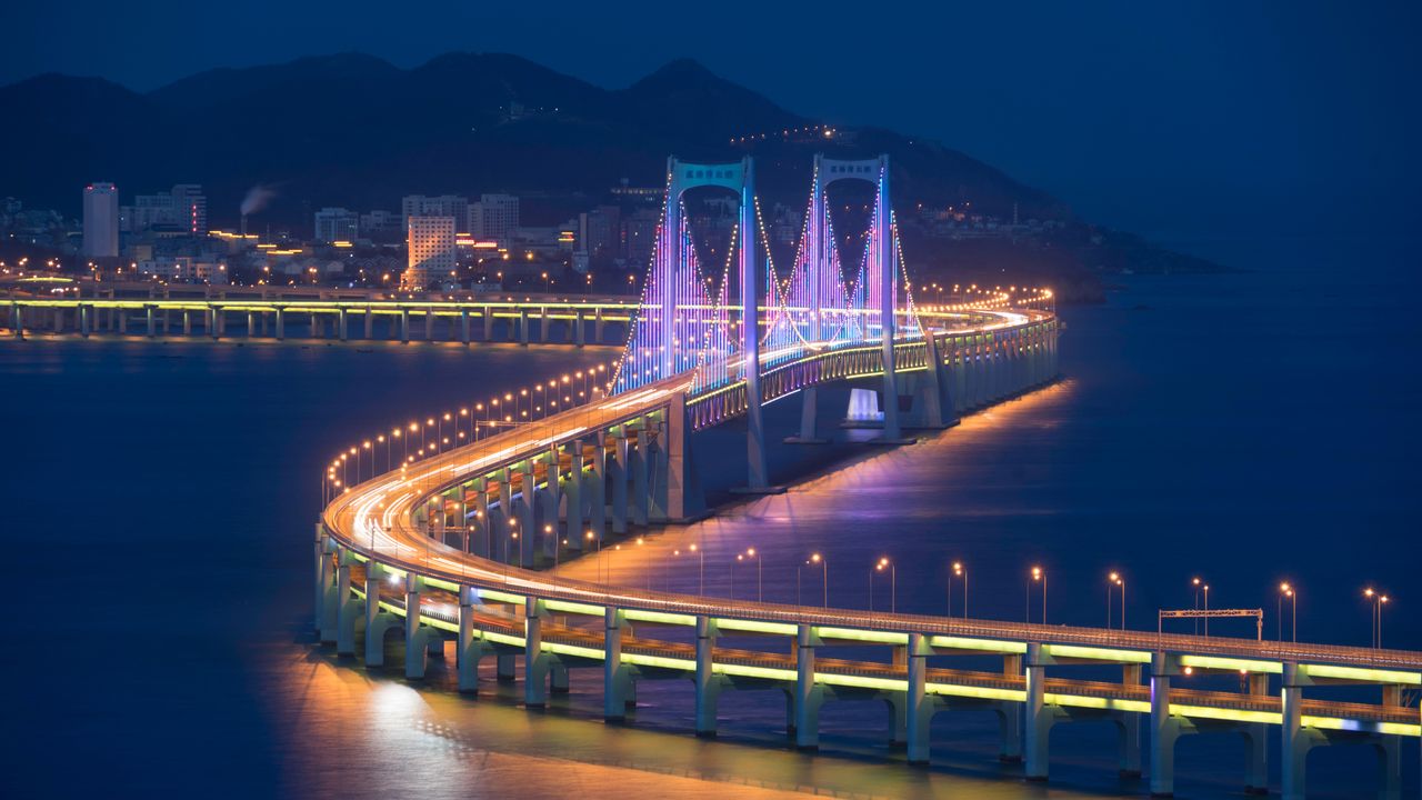 ライトアップされた海上橋, 中国 大連