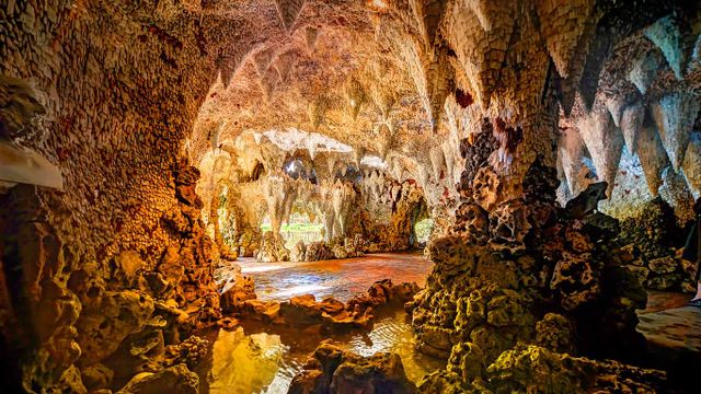 「ペインズヒルの水晶洞窟」イギリス, コブハム