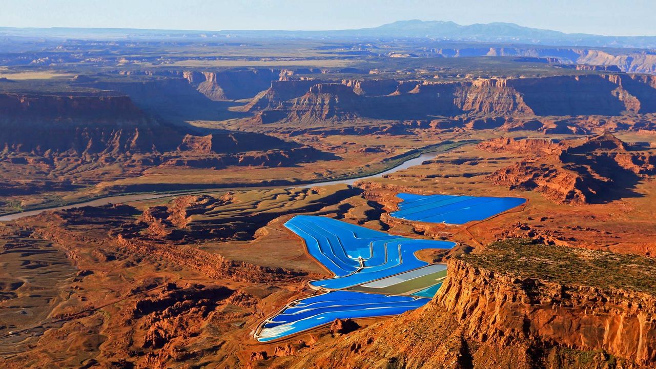 ｢炭酸カリウム鉱山の蒸発池｣米国ユタ州, モーアブ 