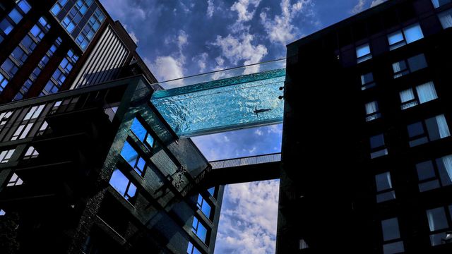 「エンバシーガーデンズの空中プール」英国, ロンドン