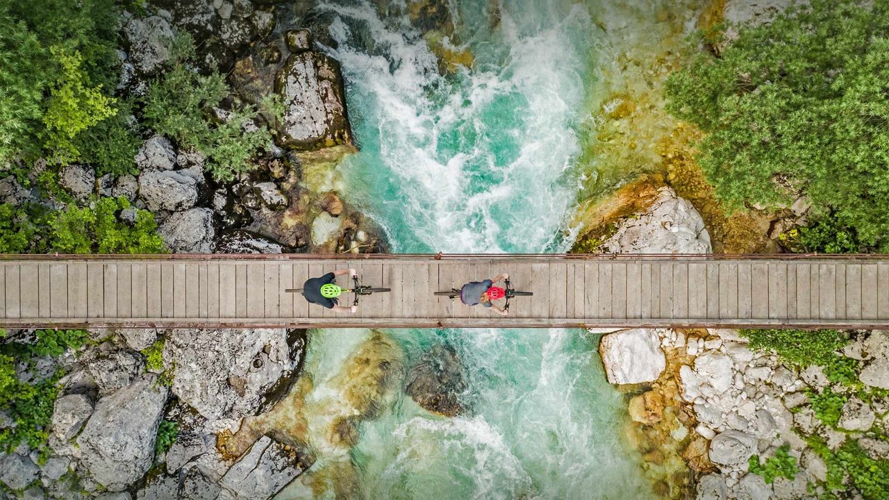 ｢トリグラウ国立公園ソチャ川の吊り橋｣スロベニア