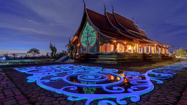 光る生命の樹と寺院，ウボンラーチャターニ, タイ