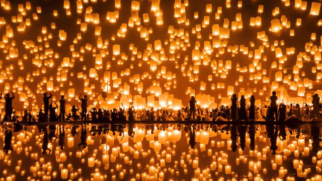 夜空に浮かぶ無数の灯籠, タイ