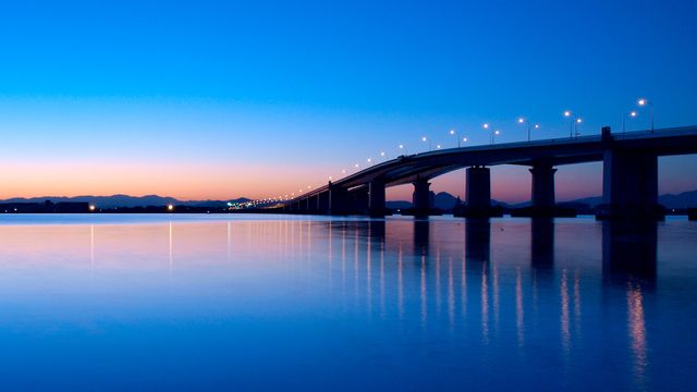 「夜明けの琵琶湖大橋」 滋賀県