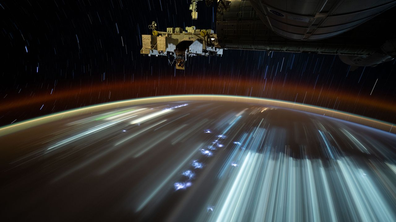 光の筋となる都市の夜景, 国際宇宙ステーション