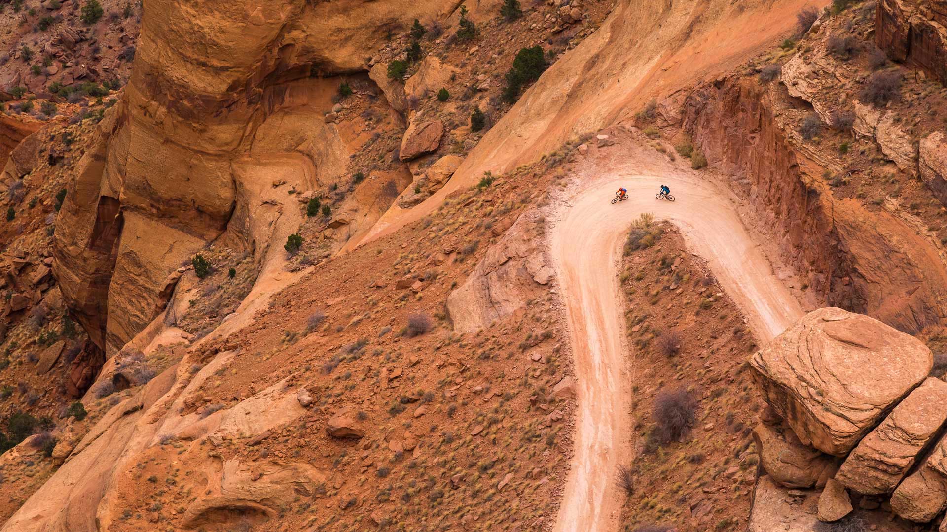 シェーファー トレイルを行くマウンテン バイク 米国ユタ州 キャニオンランズ国立公園 Bing日替わり画像