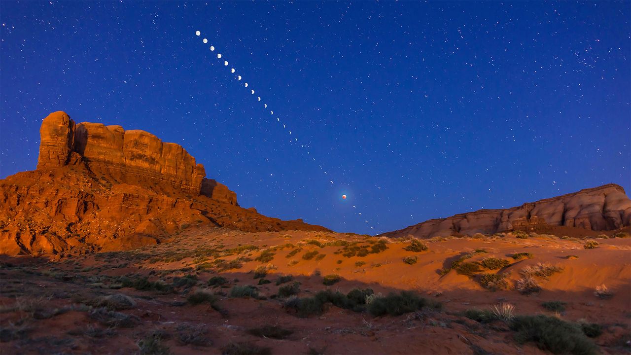 The total lunar eclipse of April 4, 2015, taken from near Tear D｢モニュメントバレー西部ティアドロップアーチ近くからの皆既月食｣米国, ユタ州 (© Alan Dyer/Alamy)rop Arch, in western Monument Valley, Utah