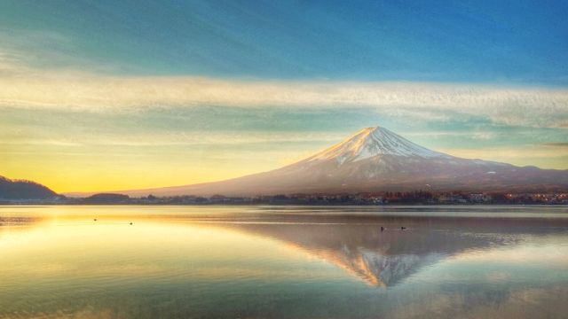 「夜明けの富士山」