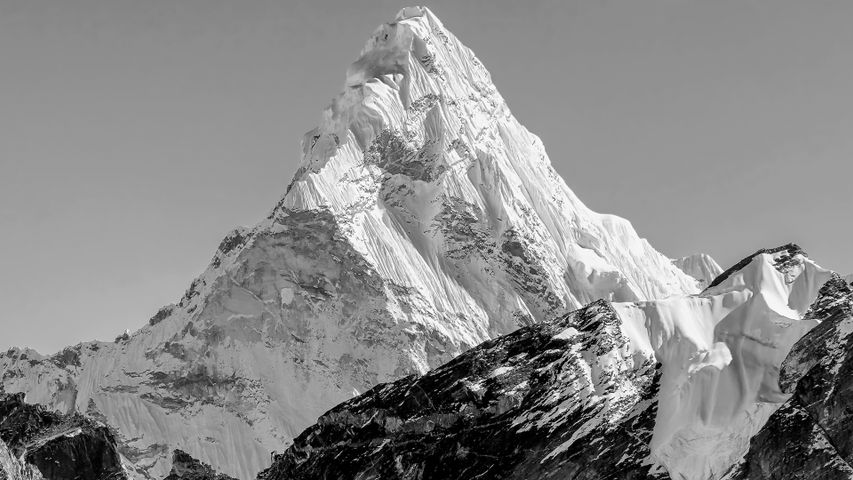 6,812 mのそびえる山体
