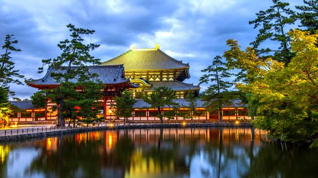 「東大寺大仏殿と鏡池」奈良