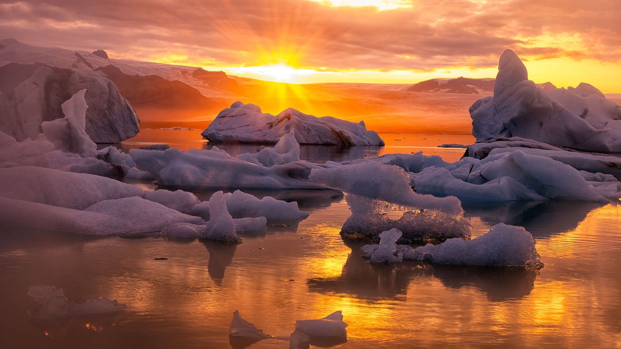 夕焼けに染まる氷河湖の氷山, アイスランド ヨークルスアゥルロゥン