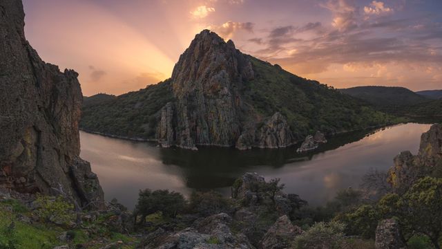 モンフラグエ国立公園にあるペニャ・ファルコン岩, スペイン