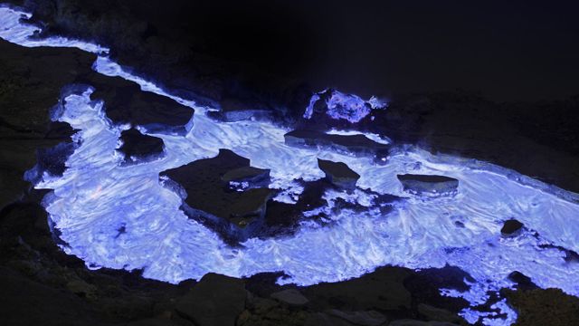 「カワ・イジェン火山」インドネシア