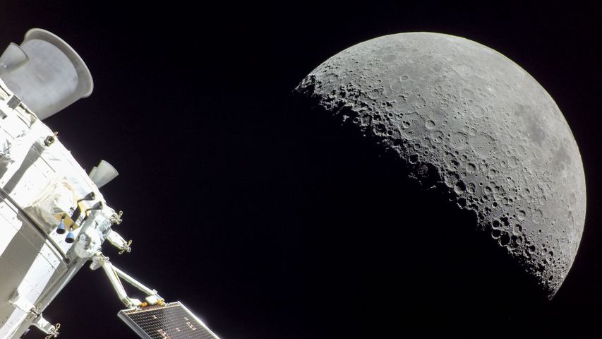 NASA のオリオン宇宙船から見た月