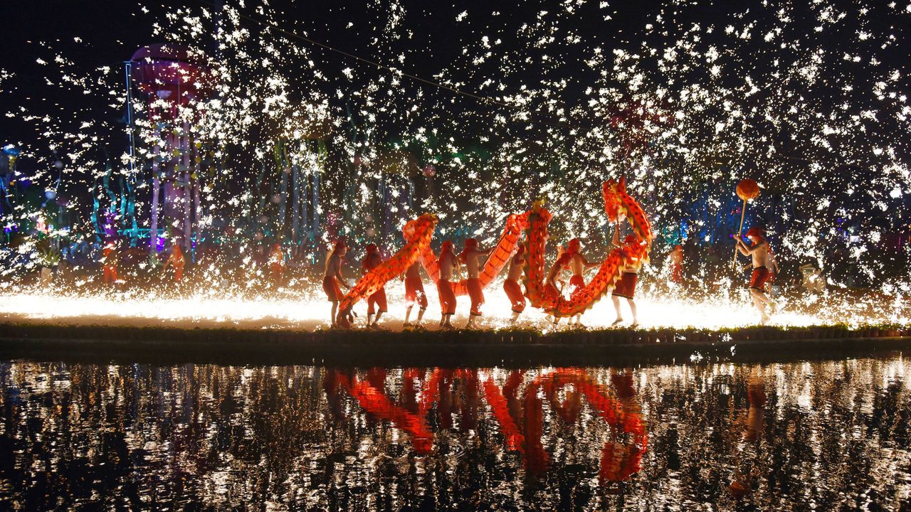 鉄の花の中で舞う龍舞, 中国 湖北省