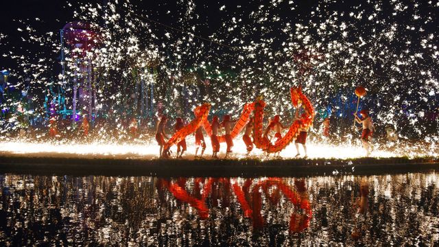 鉄の花の中で舞う龍舞, 中国 湖北省