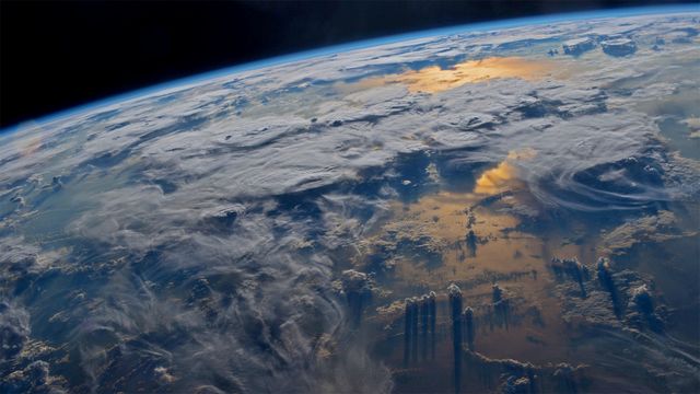「国際宇宙ステーションから見た地球」
