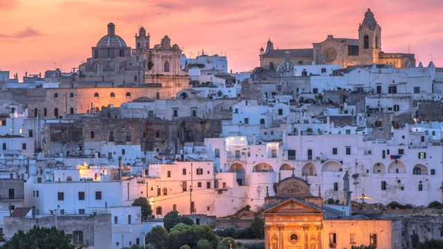 夕暮れのオストゥーニ, イタリア プッリャ州