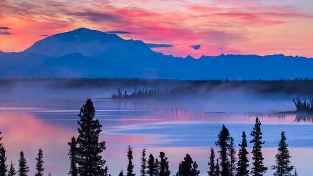 ウィロー湖とブラックバーン山, 米国 アラスカ州