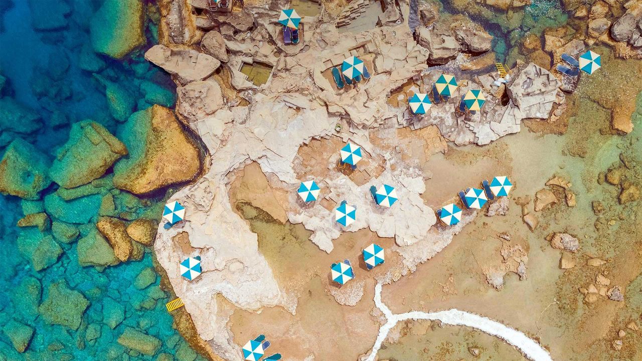 ｢岩石海岸のパラソル｣ギリシャ, ロドス島