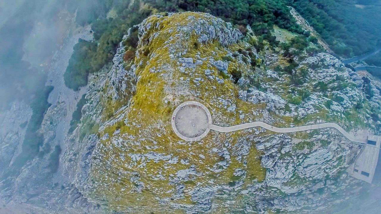 ｢ニェゴシュの霊廟｣モンテネグロ, ロヴチェン国立公園 