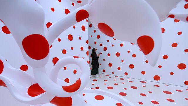 「チューリップに愛を込めて、永遠に祈る」草間彌生